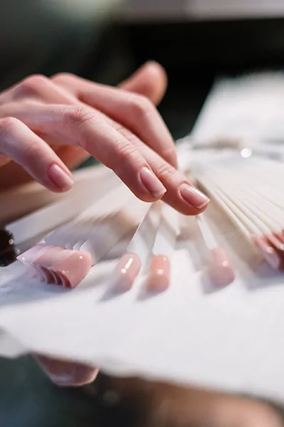 Diferencias entre uñas acrílicas y de gel